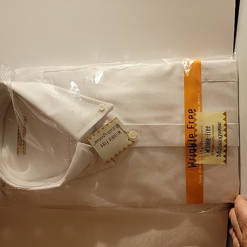 Munsingwear short sleeve  size 16 1/2 32/33